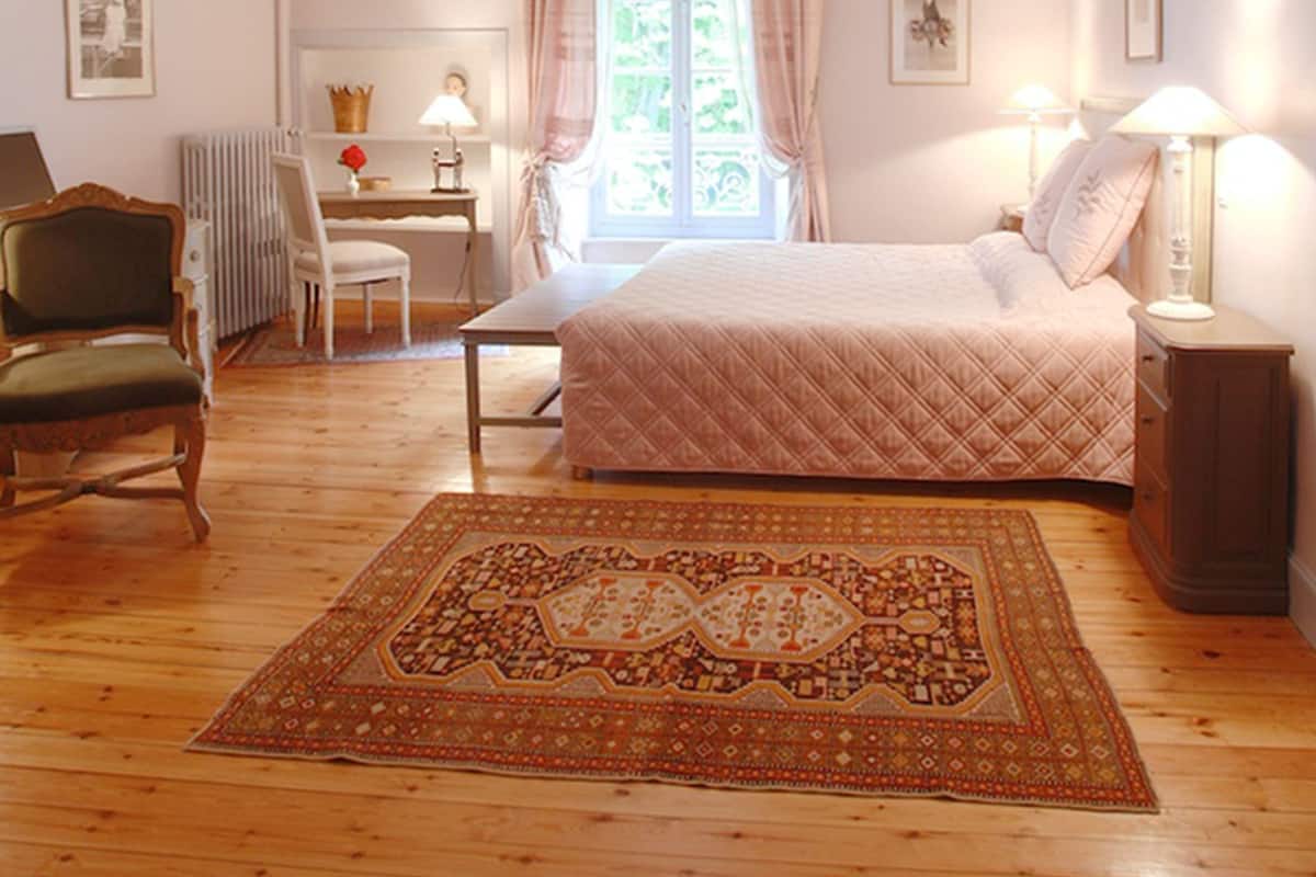 Room Roussillon  | Premium bedding, desk, soundproofing, iron/ironing board (on request)