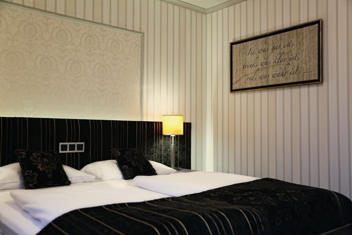 Classic Double Room, 1 Queen Bed, Non Smoking, Private Bathroom | 1 bedroom, premium bedding, in-room safe, desk