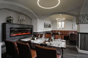 Petit déjeuner, déjeuner et dîner servis sur place