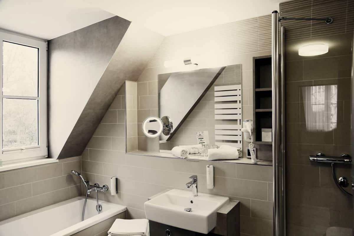 deluxe suite, sauna, garden view | bathroom | shower, free toiletries, hair dryer, towels