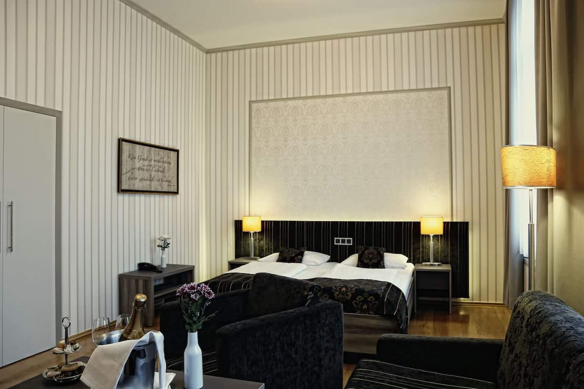 1 bedroom, premium bedding, in-room safe, desk