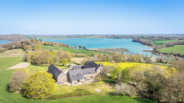 Vista frontal de la propiedad
