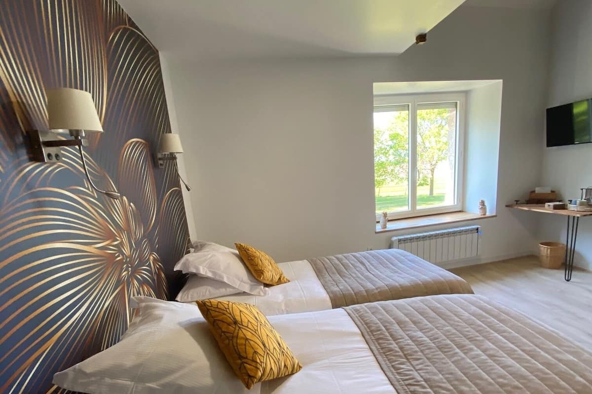Værelse til 3 personer | 19 soveværelser, individuelt design, individuel indretning, skrivebord