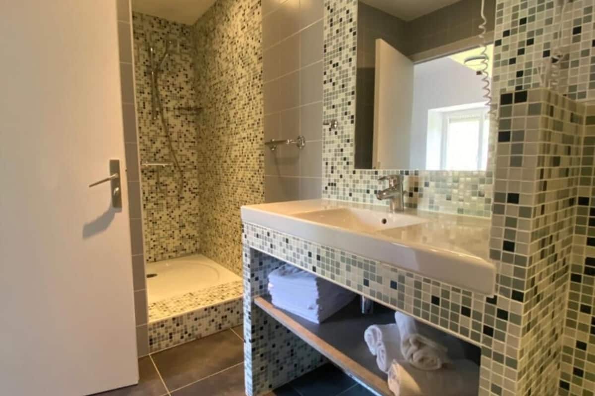 quadruple room | bathroom | shower, free toiletries, hair dryer, towels