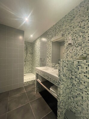 Quadrupla Standard | Bagno | Asciugacapelli, asciugamani, sapone, shampoo