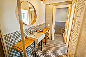 Dusche, kostenlose Toilettenartikel, Haartrockner