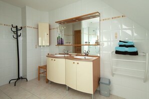 Suite, chambres communicantes (Ethnique) | Salle de bain | Douche, articles de toilette gratuits, sèche-cheveux