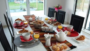 Free daily continental breakfast  - Aux Portes de Saint-Malo (Saint-Pere)
