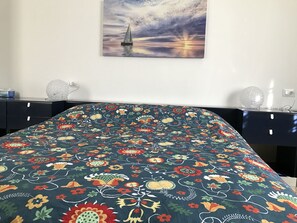 Triple Room, Private Bathroom (External) | Desk, free cribs/infant beds, free WiFi, bed sheets - Affittacamere Le Rose (Imola)
