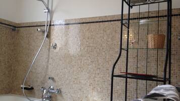 Articles de toilette gratuits, chaussons, bidet, serviettes fournies