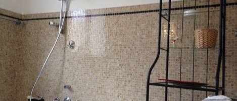 Amenidades de baño gratuitas, pantuflas, bidet, toallas