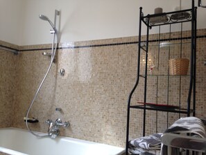 Articles de toilette gratuits, chaussons, bidet, serviettes fournies