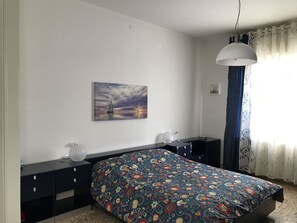 Triple Room, Private Bathroom (External) | Desk, free cribs/infant beds, free WiFi, bed sheets - Affittacamere Le Rose (Imola)