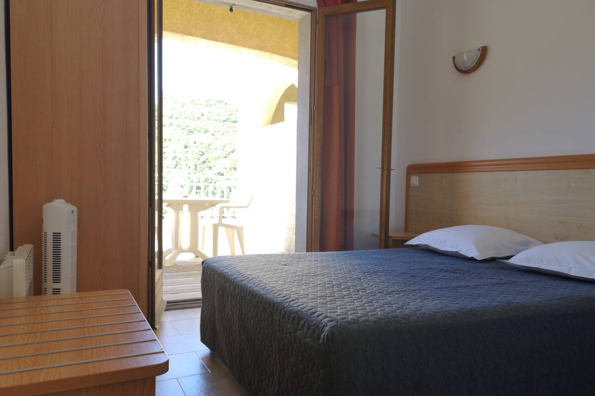Habitació doble, terrassa | Cortines opaques, habitacions insonoritzades i wifi gratuïta