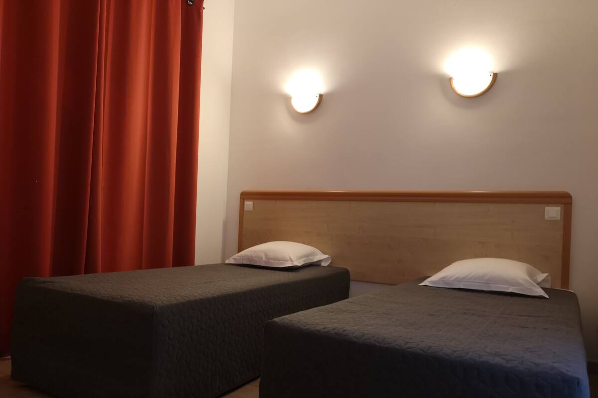 Habitació amb dos llits individuals | Cortines opaques, habitacions insonoritzades i wifi gratuïta