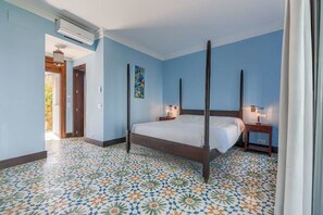 Bureau, espace de travail pour ordinateur portable, Wi-Fi gratuit