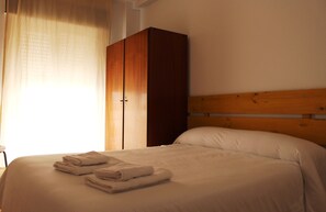 Double Room, Shared Bathroom | Blackout drapes, free WiFi - Hostal Al-Andalus (Granada)