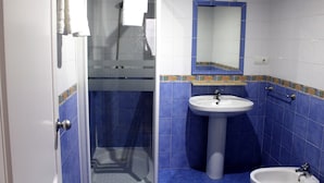A bathroom with a shower, sink, and bidet. - Hostal Al-Andalus (Granada)