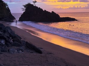 Trên bãi biển, dù trên bãi biển, khăn tắm biển, massage trên bãi biển 