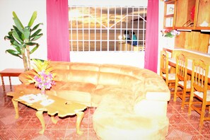 Panoramic Apartment, 2 Bedrooms, Balcony, Beach View | Living area
