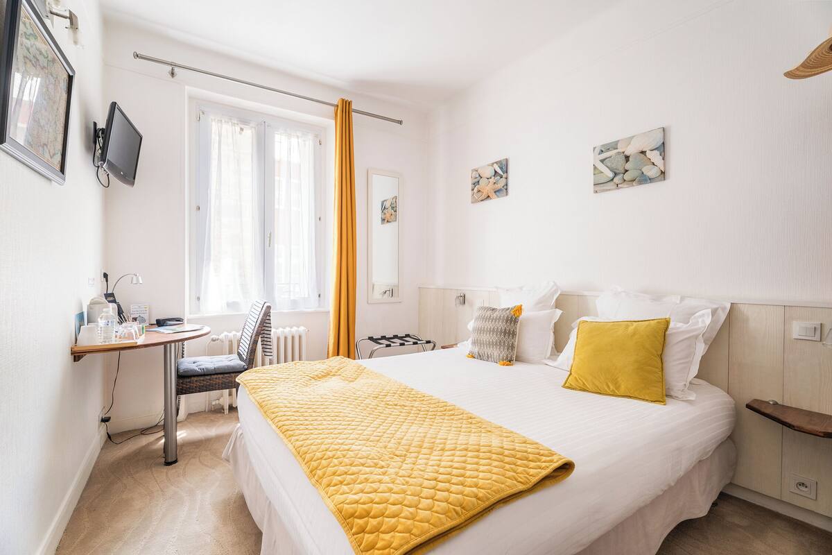 Classic Double Room | Desk, laptop workspace, blackout curtains, soundproofing