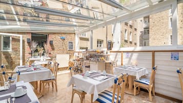 Petit déjeuner buffet (15 EUR par personne)