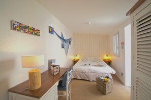 Double or Twin Room (Charme) | Individually decorated, individually furnished, desk, laptop workspace - Hôtel Quic en Groigne (Saint-Malo)