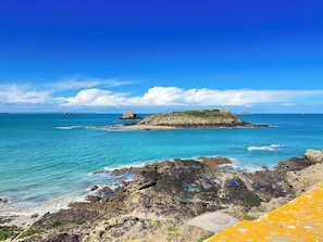Beach nearby, white sand, beach towels - Hôtel Quic en Groigne (Saint-Malo)
