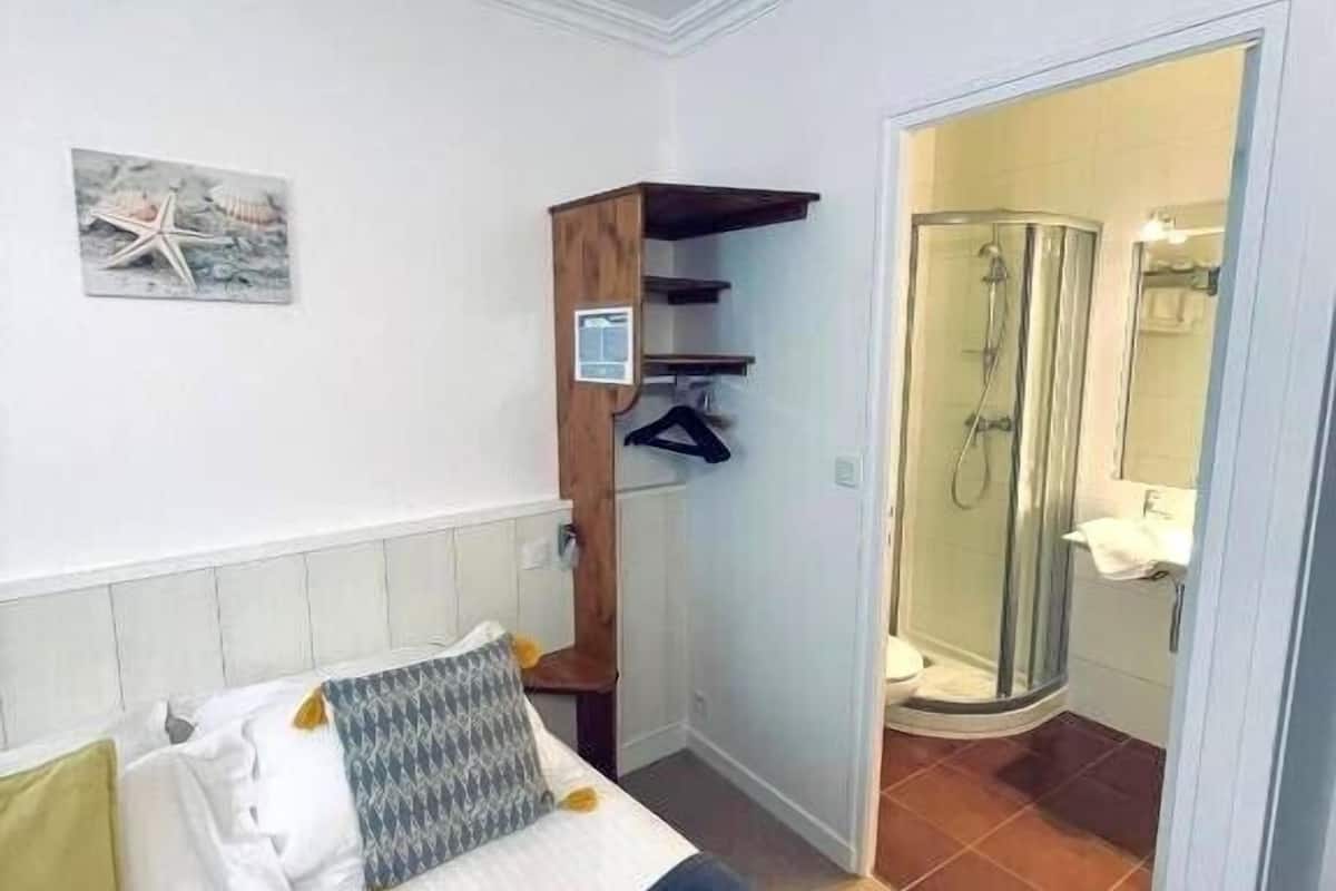 classic double room | bathroom | free toiletries, hair dryer, towels
