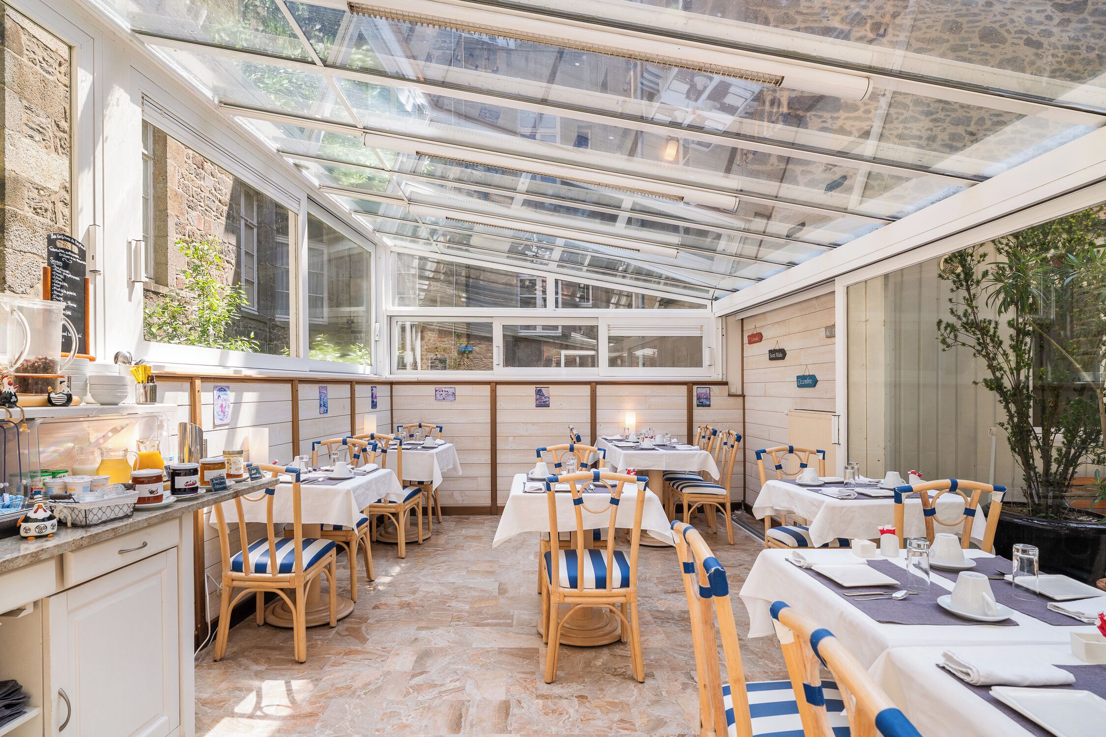 Petit déjeuner buffet (15 EUR par personne)