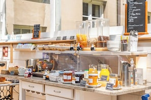 Daily buffet breakfast (EUR 15 per person) - Hôtel Quic en Groigne (Saint-Malo)