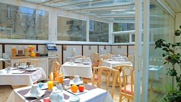 Desayuno buffet (EUR 15 por persona)