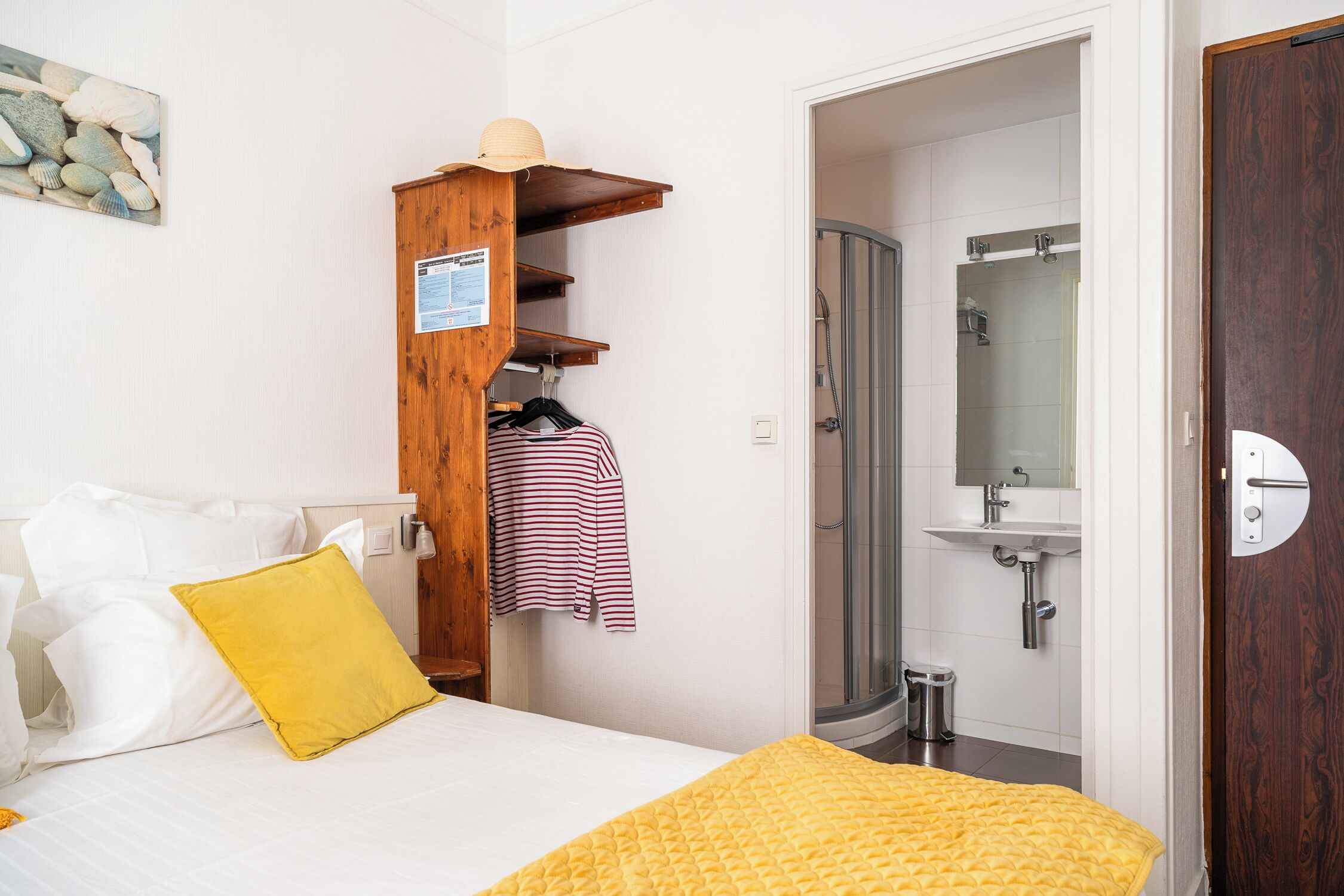 Habitación doble clásica | Decoración personalizada, muebles diferentes y escritorio 