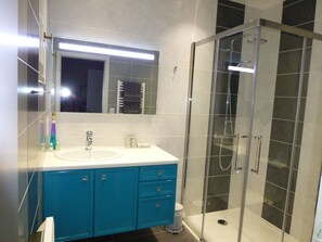 Phòng đôi tiện nghi đơn giản | Phòng tắm | Buồng tắm vòi sen, đồ dùng nhà tắm miễn phí, máy sấy tóc, khăn tắm 