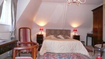 Minibar, individuelt dekorert, individuelt innredet og skrivebord