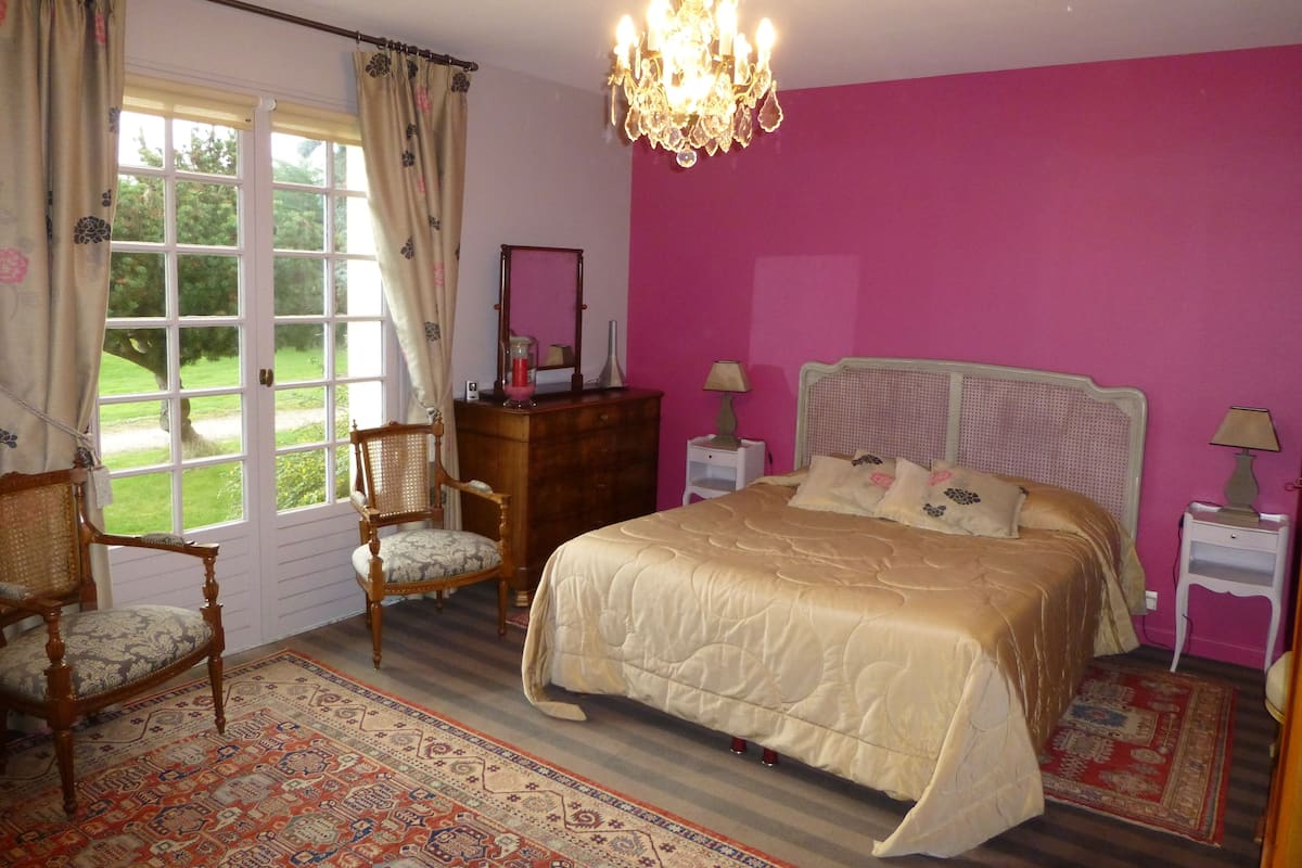 Double Room | Minibar, individually decorated, individually furnished, desk