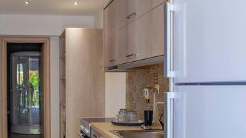 Suite Classique | Cuisine privée | Grand réfrigérateur, four, plaque de cuisson, cafetiÚre/bouilloire