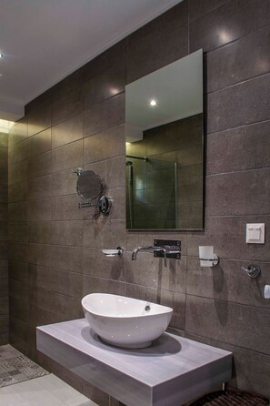 Classic Suite | Bathroom sink - Milonas House Apartments (Nea Propontida)