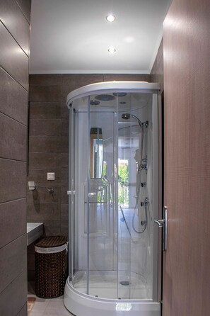 Classic Suite | Bathroom shower - Milonas House Apartments (Nea Propontida)