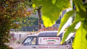 Un vieux fourgon sur lequel on peut lire « PIC EPEICHE HOTEL » et « MONTEBAZON - 02.47.73.19.71 » sur le côté.