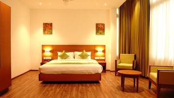 Executive Room, 1 Double Bed, Accessible, Smoking | Bathroom | Shower, towels