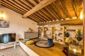 Luxury Penthouse, 3 Bedrooms | Living room