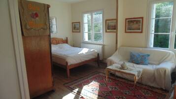 Triple Room | Individually decorated, individually furnished, desk, laptop workspace