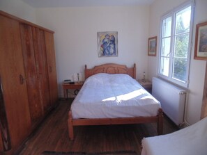 Triple Room | Individually decorated, individually furnished, desk, laptop workspace - Maison Sans Soucis (Sainte-Gemme)