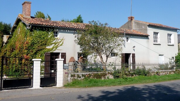 A two-story house with a tiled roof, a brick chimney, and a gated entrance. - Maison Sans Soucis (Sainte-Gemme)