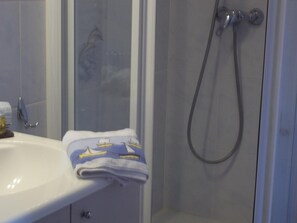 Een douche, gratis toiletartikelen, een haardroger, handdoeken