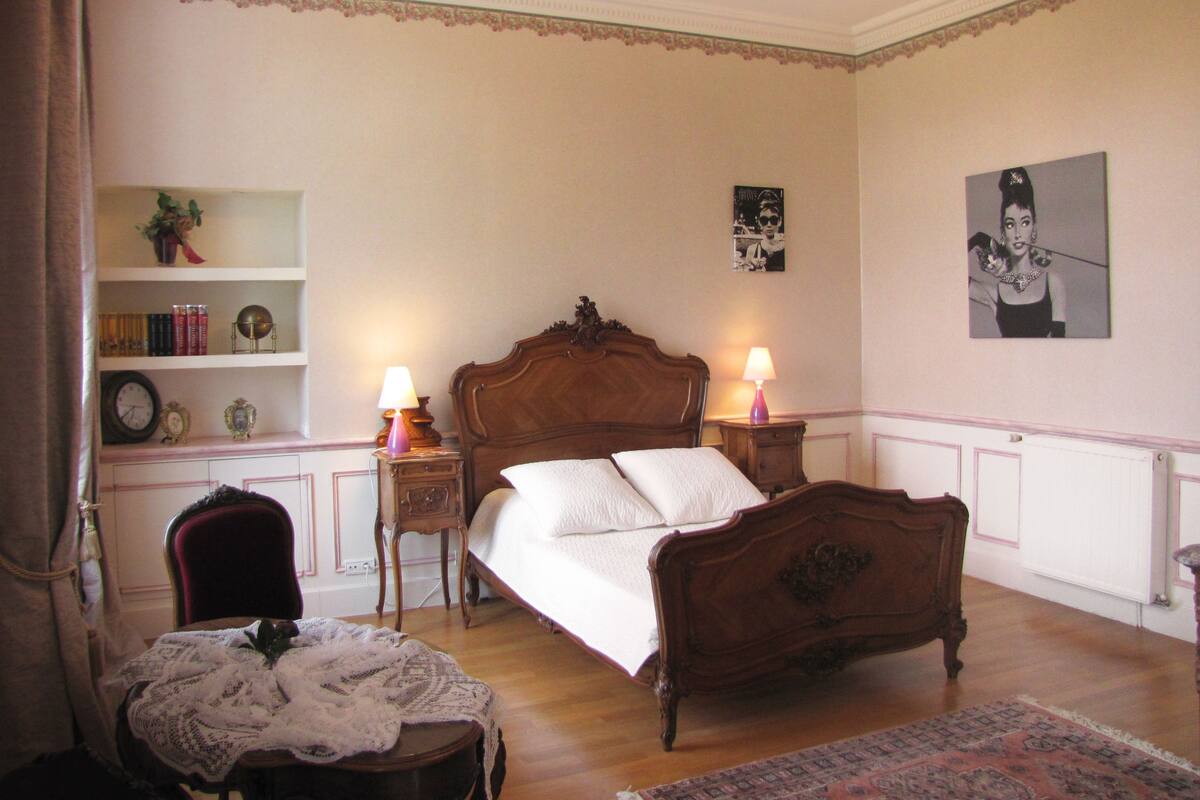 Individually decorated, individually furnished, free cots/infant beds