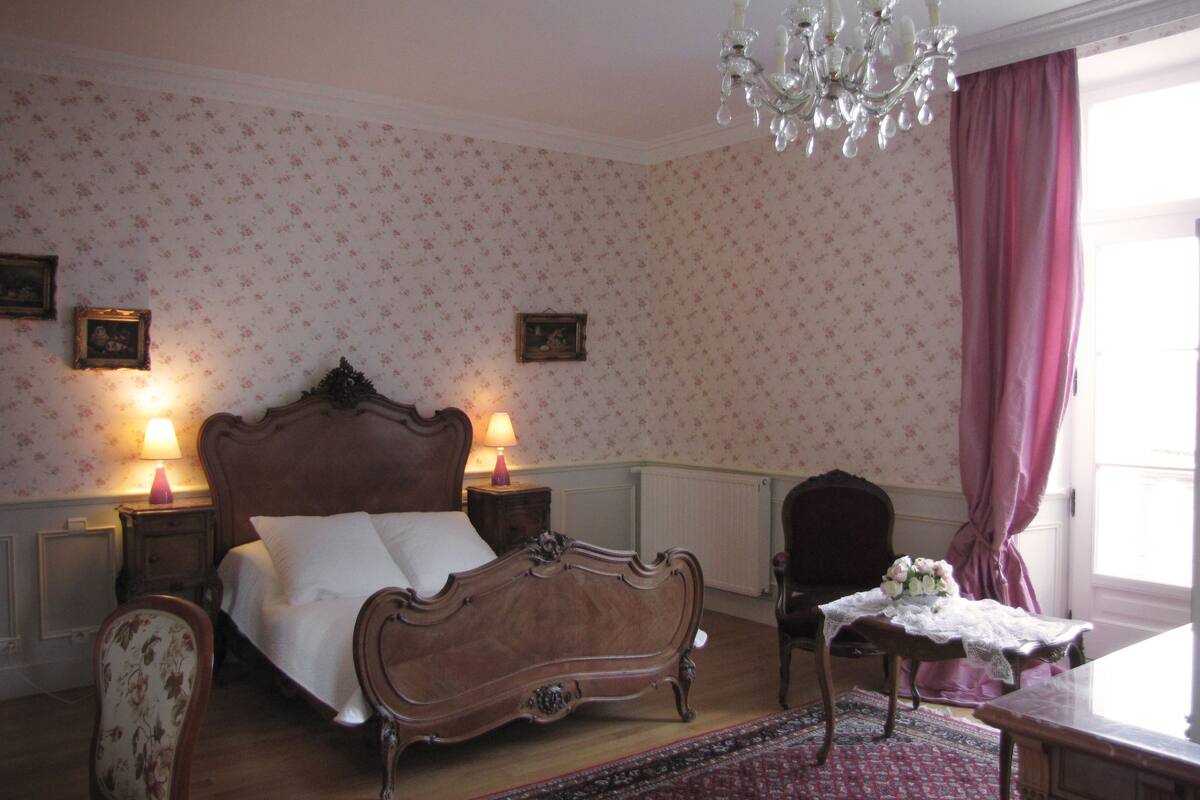 Individually decorated, individually furnished, free cots/infant beds