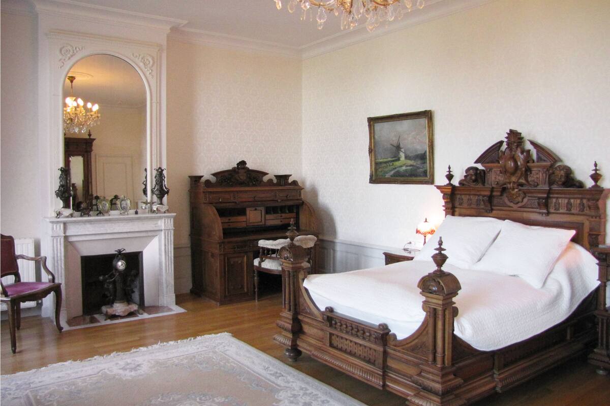 Individually decorated, individually furnished, free cots/infant beds