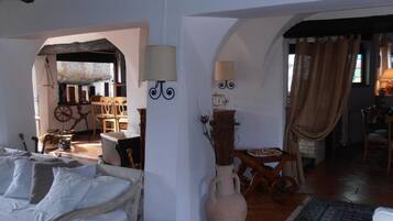 Una televisión de pantalla plana